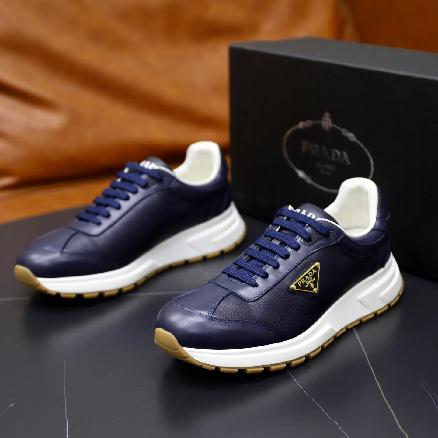 Factory price: 740💰Top original order Brand: PRADA (Prada) Standard code: Men's size 38/44 (45 can be customized) Grade: Same as the official website Material: Original cowhide stitching imported cowhide lining Original combination two-color wear-resistant soft outsole Style category: Leisure and sports version Young fashion European and American trend British style Color: Real picture color